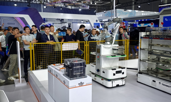 优艾智合机器人亮相2025世界制造业大会